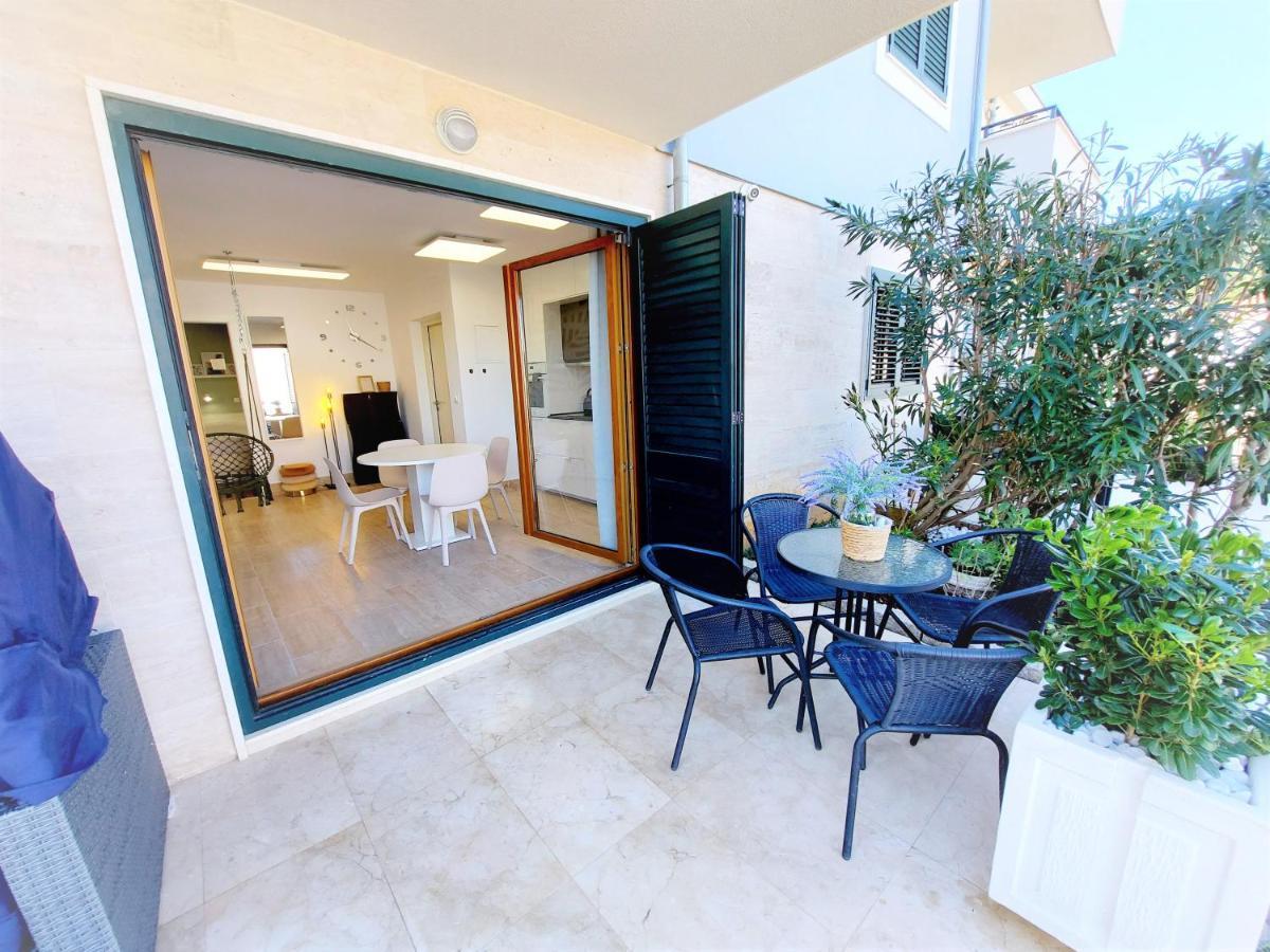 Apartment Emily Slatine Exterior foto